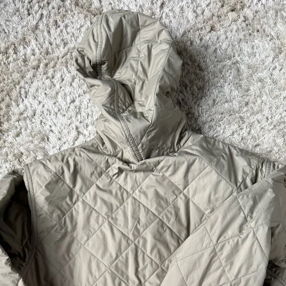 Diamond quilted light weight PATAGONIA jacket. Men’s size large tan and navy - Picture 9 of 10